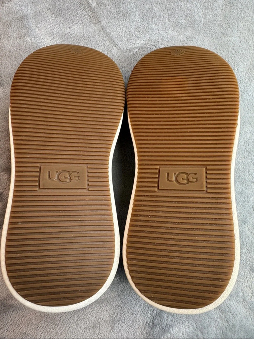 NWOT UGG Ez-Duzzit T-Strap Sneakers - Picture 5 of 12